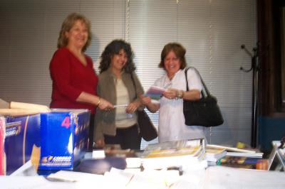 20070910145421-directoras-recibiendo-biblio-piie.jpg